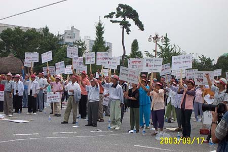 "안중 하수, 인분, 축산폐수 종말처리장 설치 계획을 전면 백지화하라!" 2차 결의대회에 참석한 현덕면민들이 절규하고 있다. 